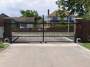 Double sliding electric gates